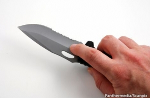 ЧП в Риге: мужчина с огнестрельным оружием и мачете напал на подростков