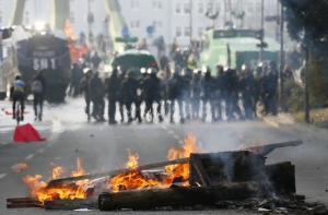 Более 85 полицейских ранены во время протестов во Франкфурте (ПРЯМАЯ ВИДЕОТРАНСЛЯЦИЯ)