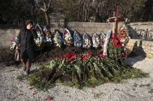 СМИ: Янукович присутствовал на похоронах сына в Севастополе (ФОТО)