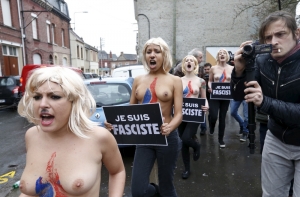 Активистки FEMEN оголились перед Марин Ле Пен (ФОТО)