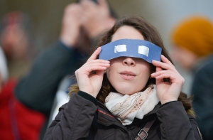 Астроном: несмотря на облачность, затмение в Латвии видно (ВИДЕОТРАНСЛЯЦИЯ)