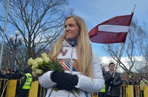 Молодежь возле памятника Свободы рассказывает о легионерах
