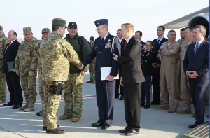 Петр Порошенко пришел с оружием на встречу к представителям США (ФОТО)