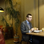 Иесалниекс замечен за поеданием «непатриотичной» еды (ФОТО)