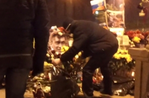 С места убийства Немцова убрали все цветы и фотографии (ВИДЕО)
