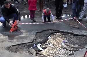 В Приморье дорожную яму засыпали деньгами (ВИДЕО)
