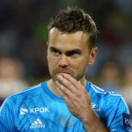 На матче Черногория - Россия попали файером в голову Акинфеева (ВИДЕО)