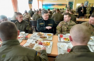 Порошенко поел гречи с десантурой из США (ФОТО,ВИДЕО)