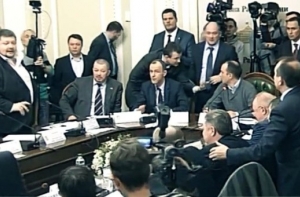 Конфликт в Раде: один депутат бросил в своего коллегу бутылку (ВИДЕО)
