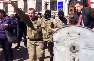 «Правый сектор» снова бросил чиновника в мусорник и облил зеленкой (ВИДЕО)