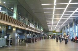 Из-за угроз взрыва эвакуирован аэропорт «Рига» (АУДИО)