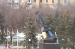 В Краматорске снесли памятник Ленину в прямом эфире (ВИДЕО)