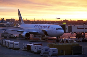 Самолет Air Canada сел из-за 87-летней дебоширки