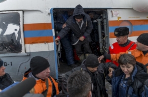 Суда со спасенными моряками утонувшего траулера попали в шторм