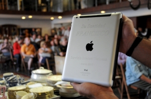iPad Папы Римского продан за $40 тысяч