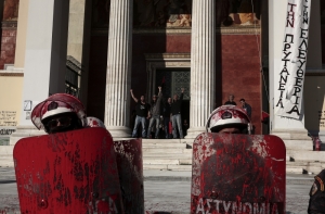 В Киеве протестующие шахтеры прорвались к зданию администрации президента