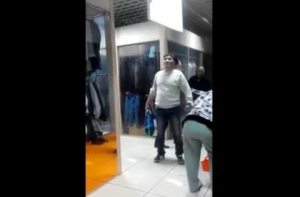 Видео с остолбеневшим мужчиной набирает популярность в соцсетях (ВИДЕО)