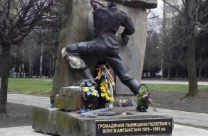 Во Львове памятнику воинам-афганцам отпилили голову (ФОТО)