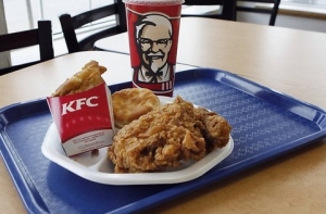 США: в ресторане KFC посетителям показали эротическое видео (ВИДЕО)
