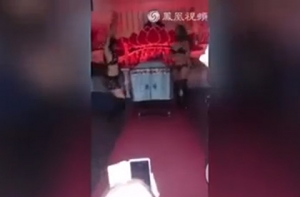 Жительница Тайваня заказала стриптизерш на похороны мужа (ВИДЕО)