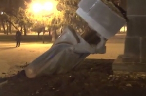 В Харькове за ночь снесли три памятника советским деятелям (ВИДЕО)
