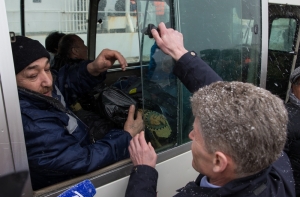 Судно со спасенными моряками прибыло в сахалинский порт