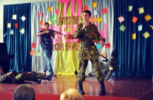В школе Донецка отпраздновали день Победы «расстрелом» украинцев (ФОТО)