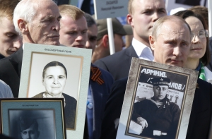 Путин c портретом отца возглавил шествие «Бессмертного полка» в Москве (ФОТО)