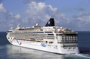 Севший на мель круизный лайнер Norwegian Dawn вышел на глубину