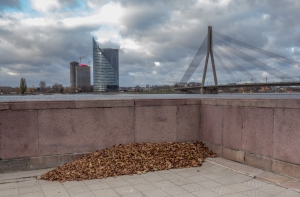 ЧП на Вантовом мосту: в Даугаву прыгнул молодой мужчина