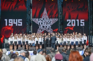 У памятника Освободителям проходит праздничный концерт (ВИДЕОТРАНСЛЯЦИЯ)