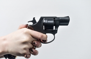 Программа: пьяный мужчина с пистолетом разгуливал по торговому центру Юрмалы