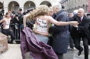 Активистки Femen помешали Марин Ле Пен возложить цветы к памятнику Жанны д’Арк
