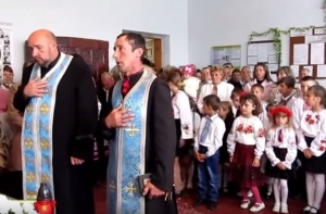 Во время молитвы за мир упали в обморок 26 львовских школьников (ВИДЕО)