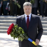 Порошенко возложил цветы к могиле Неизвестного солдата в Киеве