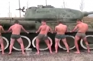 Полуголые Новороссийские кадеты станцевали тверк на танке Т-34 (ВИДЕО)