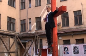 Депутат: нельзя было убирать «распятого Путина» со двора Углового дома