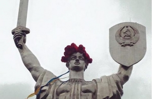 На голову монумента «Родина-мать» в Киеве надели венок из маков (ФОТО)