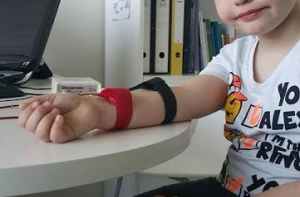 Родители больного мальчика просят у латвийцев помощи