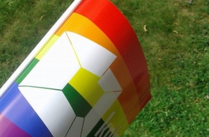 Противник Европрайда сжег радужный флаг (ФОТО)