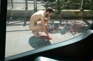 Очевидец: сегодня по Риге разгуливал голый мужчина (ФОТО)