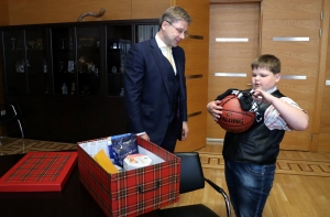 «Дядя, ты кто?»: Ушаков вручил подарки герою мема мальчику Кириллу (ФОТО)