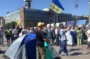 Неизвестные напали на протестующих на Майдане