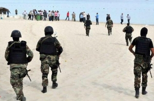 СМИ: в Тунисе террористы атаковали отели с моря, прибыв на надувной лодке