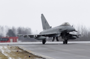 Латвия засекла у своих вод девять российских военных самолетов