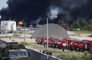 На горящей нефтебазе под Киевом взорвались еще несколько цистерн с топливом
