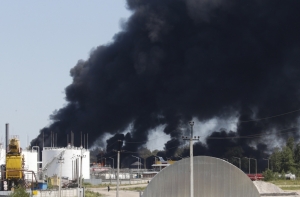 Пожар на нефтебазе под Киевом усилился (ФОТО,ВИДЕО)