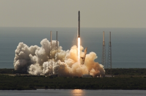 Ракета Falcon 9 взорвалась на третьей минуте после старта (ФОТО)
