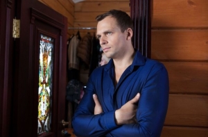 Актер из сериала «Дочки-матери» Алексей Янин вышел из комы
