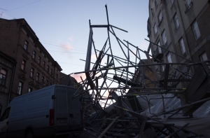 Во время грозы ветер валил деревья и рекламные столбы